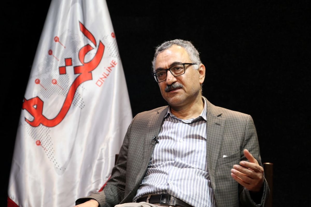 سعید لیلاز کارشناس اقتصادی که از ظهور بناپارت در نظام جمهوری اسلامی برای کنترل تورم و ناآرامی‌ها سخن می‌گوید