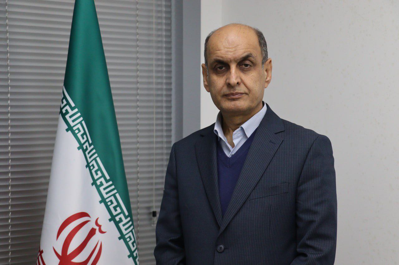 هادی حق‌شناس، استاندار گیلان، در حال سخنرانی درباره انتقال پسماند و بحران زباله در جنگل‌های هیرکانی