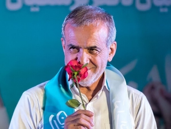 نقد سیاست‌ورزی دولت و هشدار درباره تنهایی سیاسی، قطعی برق و کاهش سرمایه اجتماعی