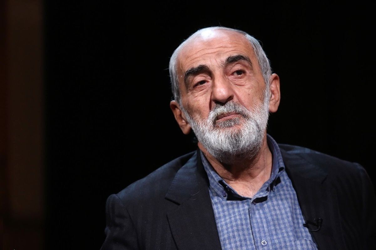 حسین شریعتمداری مدیرمسئول روزنامه کیهان در حال نگارش یادداشت انتقادی درباره اظهارات سخنگوی دولت