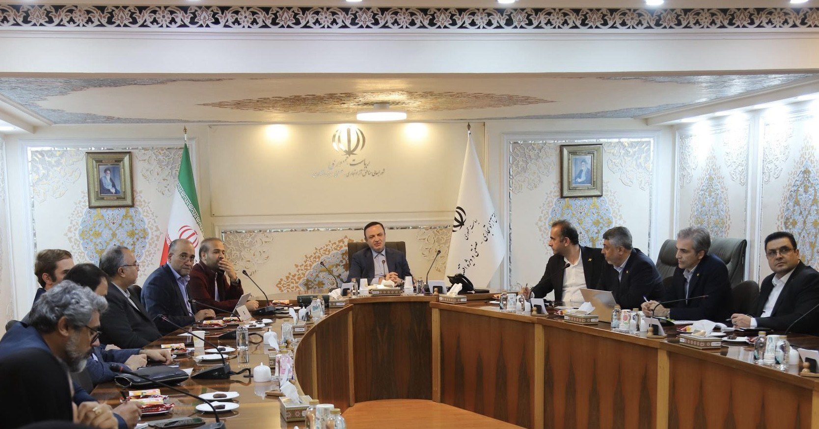 نشست رضا مسرور دبیر شورای عالی مناطق آزاد با مدیران منطقه آزاد انزلی برای جذب سرمایه گذاری