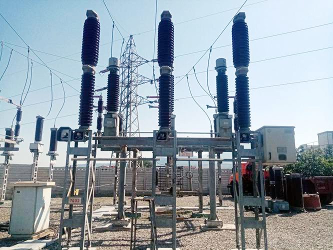 نمایی از نصب دو سکسیونر 63 کیلوولت در پست لیسار برای افزایش پایداری برق گیلان