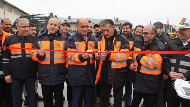 هادی حق‌شناس استاندار گیلان در حال رونمایی و افتتاح ماشین‌آلات سنگین راهداری استان در مراسم روز حمل و نقل