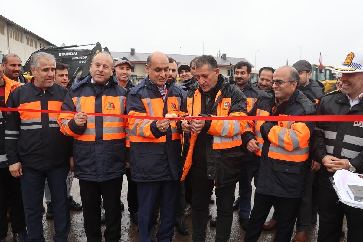 هادی حق‌شناس استاندار گیلان در حال رونمایی و افتتاح ماشین‌آلات سنگین راهداری استان در مراسم روز حمل و نقل