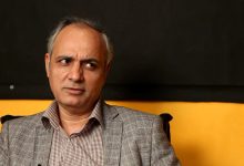 احمد زیدآبادی، روزنامهنگار و تحلیلگر سیاسی ایرانی، در حال انتقاد از وضعیت اقتصاد ایران، فساد و تحریمها