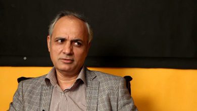 احمد زیدآبادی، روزنامه‌نگار و تحلیلگر سیاسی ایرانی، در حال انتقاد از وضعیت اقتصاد ایران، فساد و تحریم‌ها