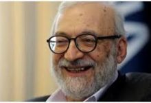 محمدجواد لاریجانی رئیس پژوهشگاه دانش‌های بنیادی در حال سخنرانی درباره جنگ ۱۲ روزه و فتنه ۱۳۸۸