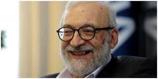 محمدجواد لاریجانی رئیس پژوهشگاه دانش‌های بنیادی در حال سخنرانی درباره جنگ ۱۲ روزه و فتنه ۱۳۸۸