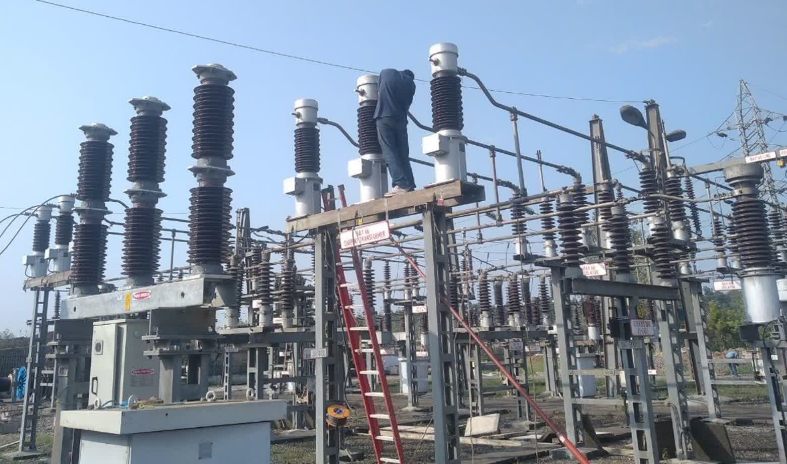 نمایی از پست فوق توزیع شهر صنعتی رشت و تجهیزات ارتقای ظرفیت شبکه برق