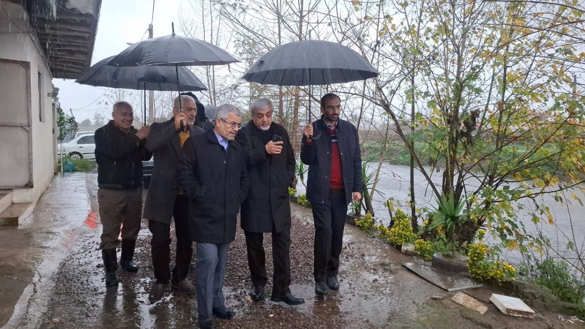 اسماعیل میرغضنفری فرماندار رشت در حال بازدید میدانی از شهر پیربازار