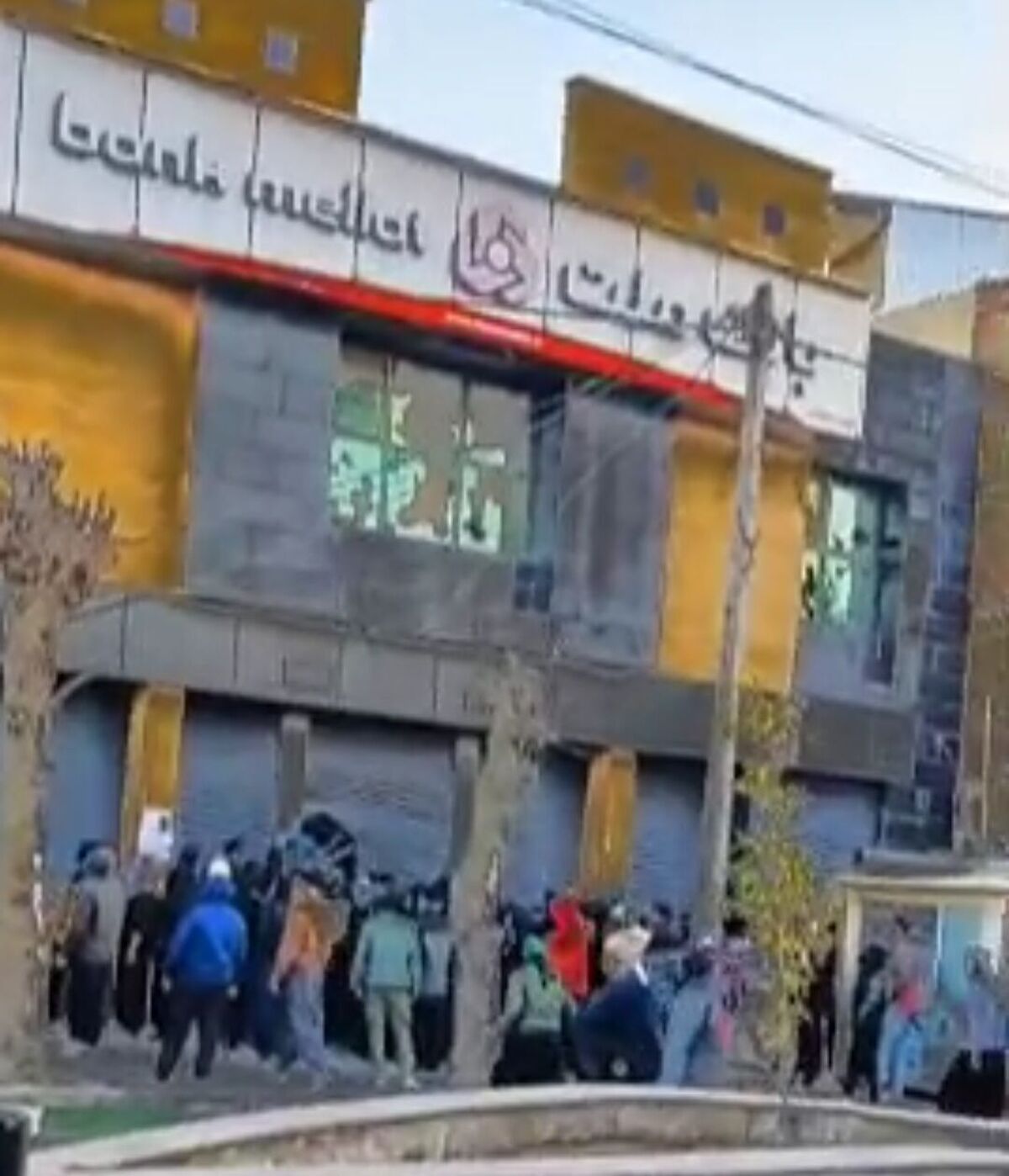 تجمع اعتراضی شهروندان ارکواز ایلام پس از تشییع دو جان‌باخته