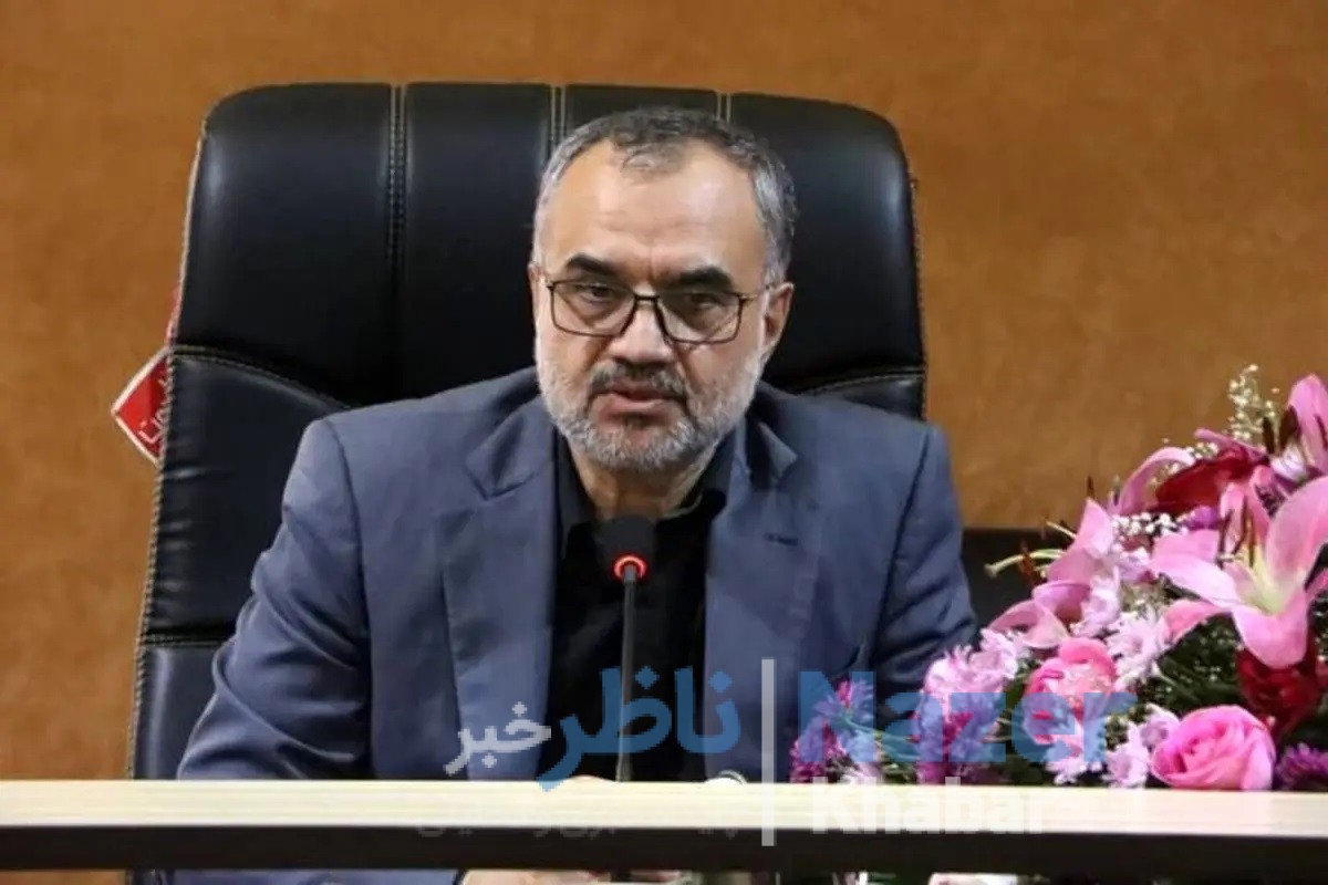 محمدحسین واثق کارگرنیا رئیس شورای شهر رشت در حال سخنرانی درباره پروژه های عمرانی شورای ششم