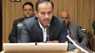 عکس رحیم شوقی شهردار رشت در صحن علنی شورای اسلامی شهر رشت هنگام سخنرانی درباره پیگیری مصوبات و پروژه‌های نیمه‌تمام