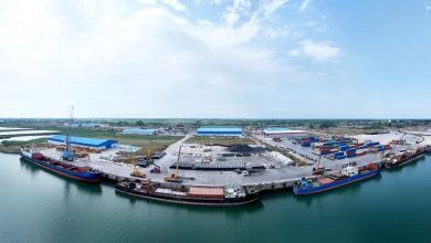 نمایی از مجتمع بندری کاسپین منطقه آزاد انزلی همزمان با ثبت رکورد ۱۴ هزار تن تخلیه و بارگیری کالا و پهلوگیری کشتی‌ها