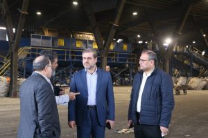 بازدید دادستان گیلان سید کمالالدین موسوی و شهردار رشت رحیم شوقی از کارخانه کود آلی گیلان برای بررسی تولید کود کمپوست