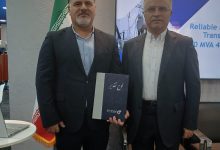 مرتضی عبدالهی لوح تقدیر خود را به عادل سلیمانی، مدیرعامل برق منطقه‌ای گیلان، اهدا می‌کند