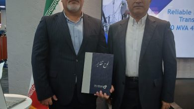 مرتضی عبدالهی لوح تقدیر خود را به عادل سلیمانی، مدیرعامل برق منطقه‌ای گیلان، اهدا می‌کند