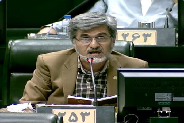 مهدی کوچک‌زاده نماینده تهران در مجلس شورای اسلامی، سیاستمدار اصولگرا و منتقد بودجه