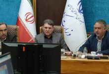 علی زینی‌وند، رئیس ستاد انتخابات کشور، در کنار محسن اسلامی سخنگوی ستاد انتخابات در نشست وبیناری با روسای ستادهای انتخابات استانی