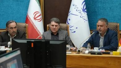 علی زینی‌وند، رئیس ستاد انتخابات کشور، در کنار محسن اسلامی سخنگوی ستاد انتخابات در نشست وبیناری با روسای ستادهای انتخابات استانی