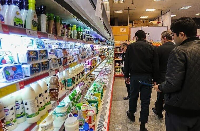 بازرس صمت گیلان در حال بازرسی قیمت کالا در واحد صنفی در بازار