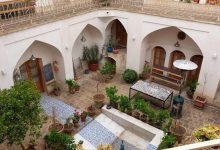 نمای بیرونی یک اقامتگاه بومگردی تعطیلشده در روستای ایران، نشانه بحران اقتصادی و آسیب جنگ.