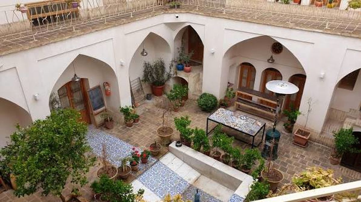 نمای بیرونی یک اقامتگاه بوم‌گردی تعطیل‌شده در روستای ایران، نشانه بحران اقتصادی و آسیب جنگ.