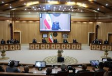 هادی حق شناس استاندار گیلان در حال ایراد سخنرانی در جلسه کارگروه تسهیل و رفع موانع تولید با تاکید بر استفاده از اختیارات فراقانونی برای حمایت از تولید در شرایط بحران جنگ رمضان