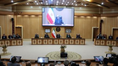 هادی حق شناس استاندار گیلان در حال ایراد سخنرانی در جلسه کارگروه تسهیل و رفع موانع تولید با تاکید بر استفاده از اختیارات فراقانونی برای حمایت از تولید در شرایط بحران جنگ رمضان