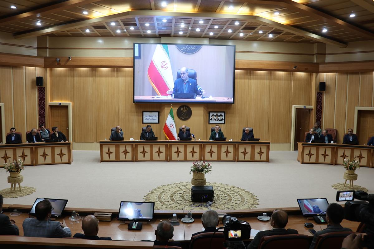 هادی حق شناس استاندار گیلان در حال ایراد سخنرانی در جلسه کارگروه تسهیل و رفع موانع تولید با تاکید بر استفاده از اختیارات فراقانونی برای حمایت از تولید در شرایط بحران جنگ رمضان