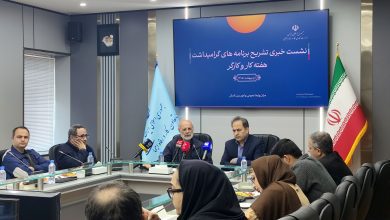 علیرضا محجوب دبیرکل خانه کارگر و محمدهادی عسگری معاون وزیر کار در حال سخنرانی در نشست خبری برنامه‌های گرامیداشت هفته کارگر