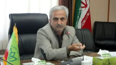 حبیب جهانساز رئیس سازمان چای کشور در حال سخنرانی درباره قیمت خرید تضمینی برگ سبز چای درجه یک ۴۲ هزار تومانی و درجه دو ۳۰ هزار تومانی برای چایکاران گیلان و مازندران