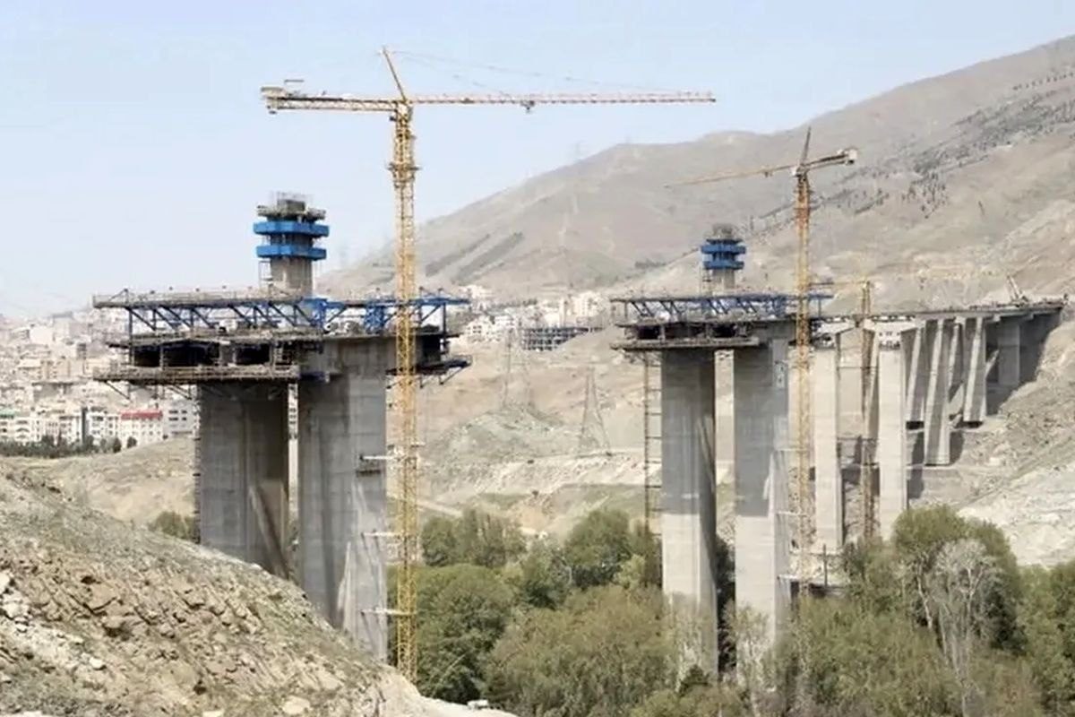 پل B1 که میلاد دوستی، معاون شرکت ساخت و توسعه، خسارت آن را ۳ همت و هزینه ساخت دوباره آن را ۱۵ هزار میلیارد تومان اعلام کرده است