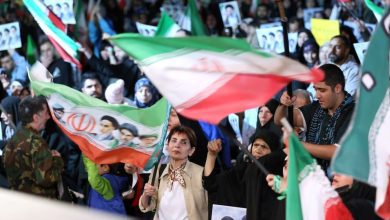 تضاد میان پوشش زنان در تجمعات و برخورد قانونی در ادارات