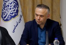 بیژن عباسی معاون قانون اساسی در حال گفتگو درباره مخالفت با محدودیت اینترنت بین‌الملل