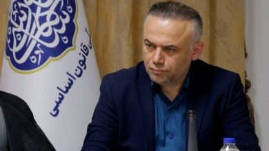 بیژن عباسی معاون قانون اساسی در حال گفتگو درباره مخالفت با محدودیت اینترنت بین‌الملل