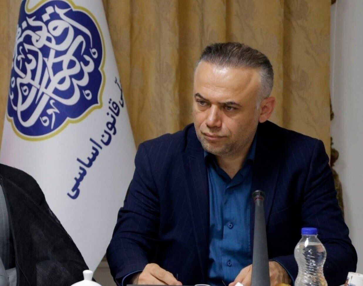 بیژن عباسی معاون قانون اساسی در حال گفتگو درباره مخالفت با محدودیت اینترنت بین‌الملل