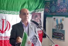 استاندار گیلان هادی حق شناس در حال گفتگو با کارگران در همایش روز کارگر رشت