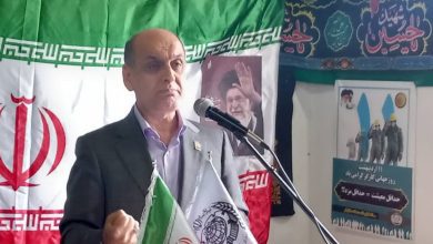 استاندار گیلان هادی حق شناس در حال گفتگو با کارگران در همایش روز کارگر رشت