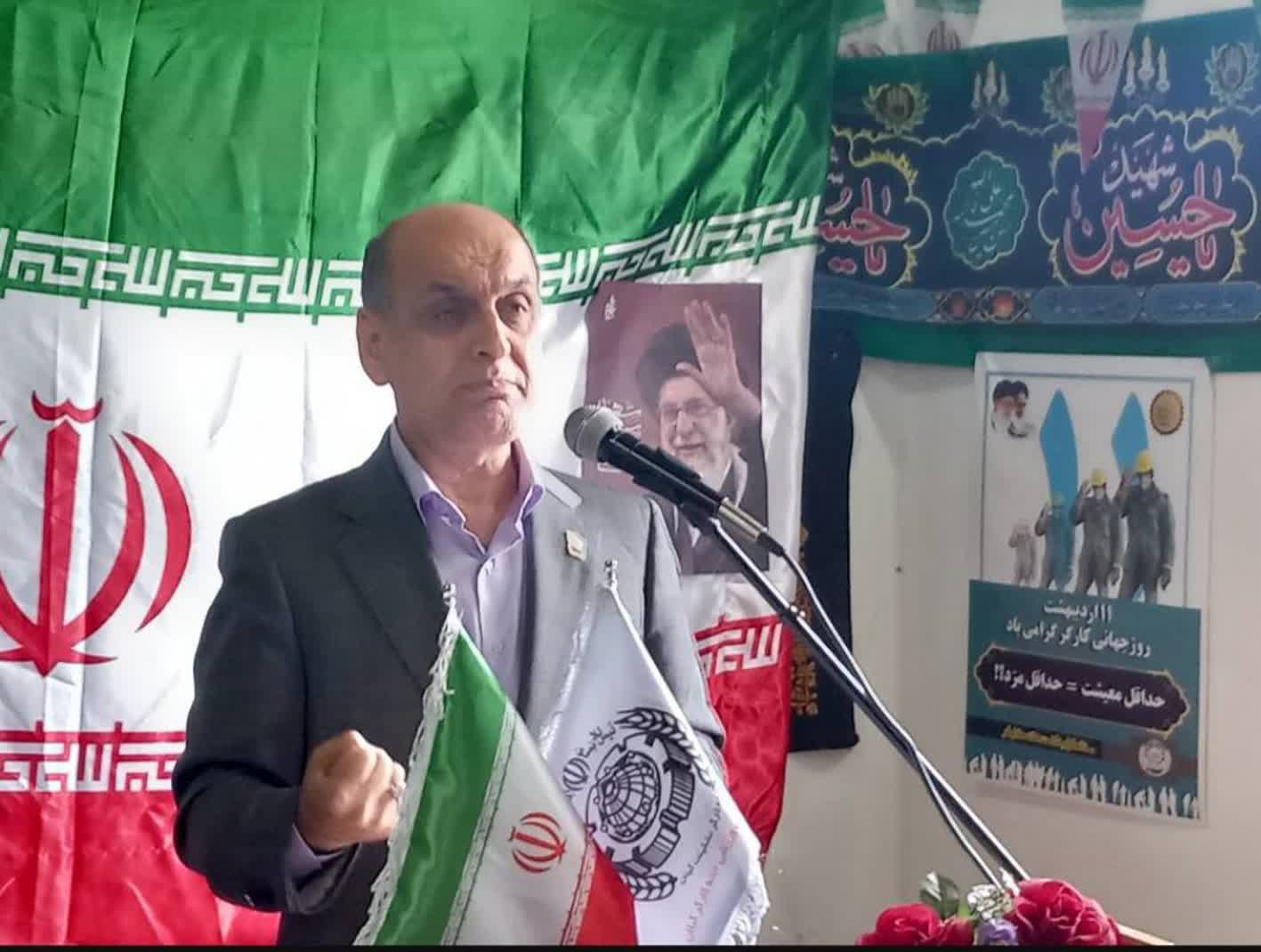 استاندار گیلان هادی حق شناس در حال گفتگو با کارگران در همایش روز کارگر رشت