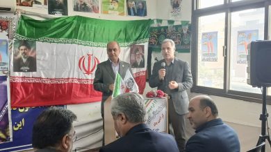 علی لقمانی مدیرکل تعاون کار و رفاه اجتماعی گیلان پشت تریبون در مراسم هفته کار و کارگر خانه کارگر رشت