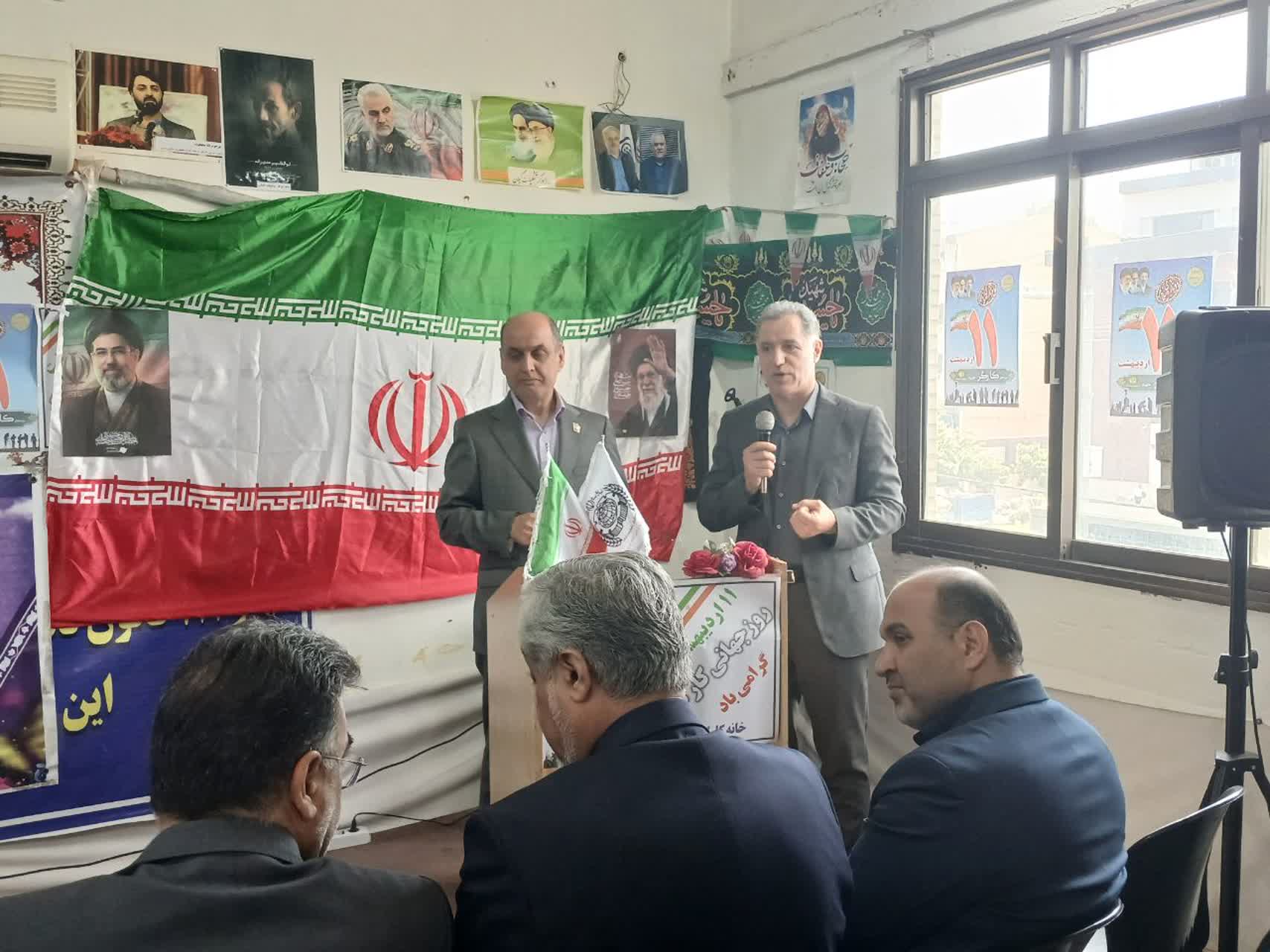علی لقمانی مدیرکل تعاون کار و رفاه اجتماعی گیلان پشت تریبون در مراسم هفته کار و کارگر خانه کارگر رشت