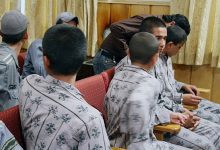 نوجوانان بزهکار در شعبه ویژه دادگاه رشت در حال شنیدن رأی قاضی برای حضور در سالن ورزشی آموزش و پرورش
