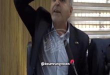 مهیار سماکچی عضو و سخنگوی شورای شهر رشت در حال سخنرانی درباره ادعاهای فساد، آسفالت بیکیفیت و عملکرد شهرداری رشت