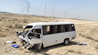 تصویر مینی‌بوس واژگون‌شده حامل دانش‌آموزان در محور دیّر به جم استان بوشهر که بر اثر این حادثه ۲۵ نفر مصدوم شدند.
