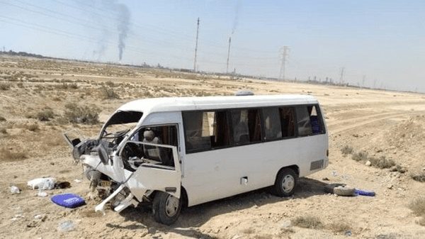 تصویر مینیبوس واژگونشده حامل دانشآموزان در محور دیّر به جم استان بوشهر که بر اثر این حادثه ۲۵ نفر مصدوم شدند.