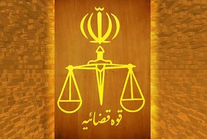 تصویر نماد قوه قضائیه در گزارش انتقاد روزنامه اطلاعات درباره برخورد با تهدید مسئولان