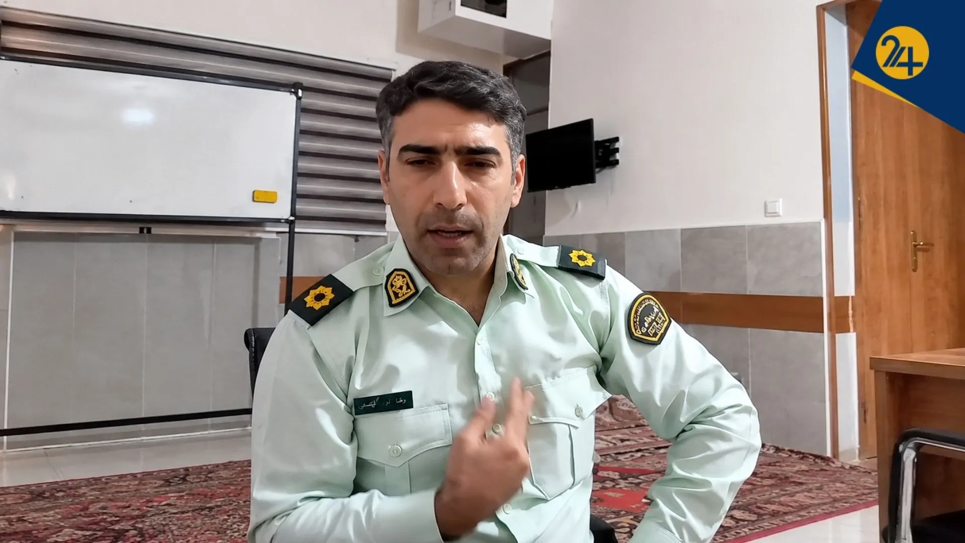 اعتراض ستوان رضا توسلی با یونیفرم پلیس مقابل دوربین در مورد حقوق و معیشت نیروهای فراجا