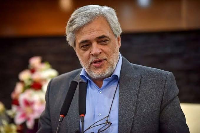 محمد مهاجری، روزنامهنگار و فعال سیاسی در یادداشتی از رفتار برخی روحانیون و باقر خرازی انتقاد کرد