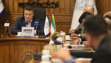 محمدرضا نظرینژاد رئیس کانون وکلای دادگستری گیلان در حال سخنرانی در نشست خبری روز خبرنگار سال ۱۴۰۵